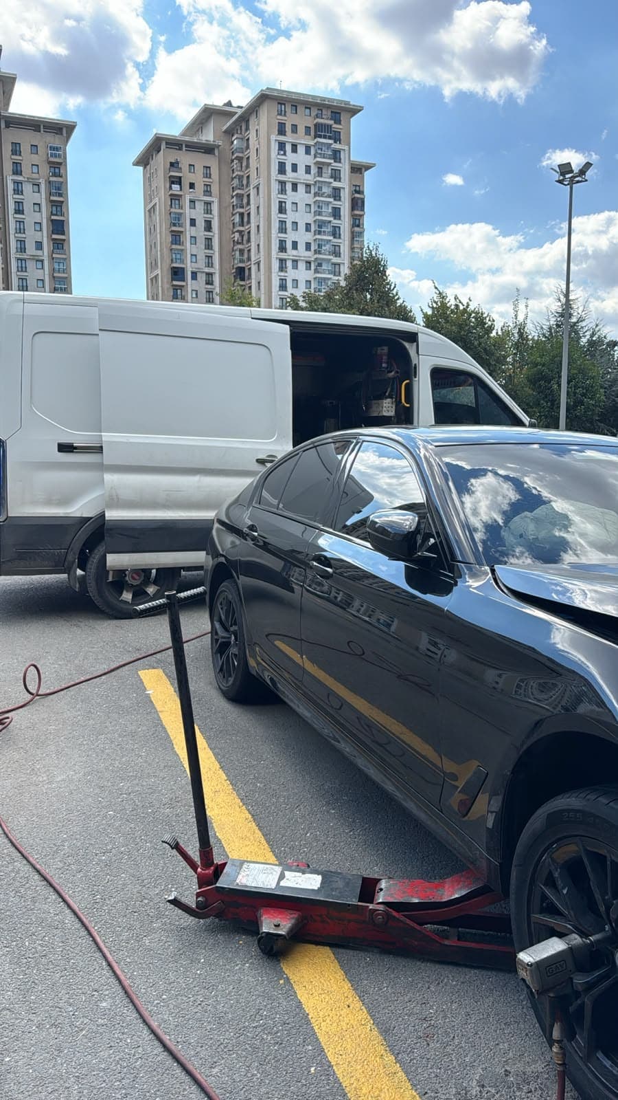 Mobil servis aracının yanında kriko ve ekipmanla yürütülen lastik çalışması